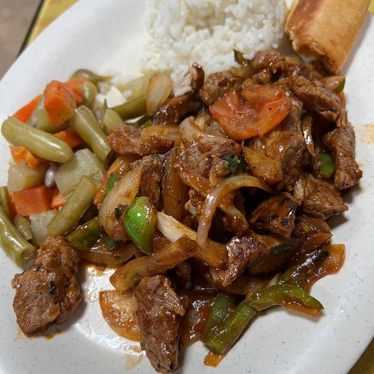 Bistes picado con arroz blanco y ensalada de la casa