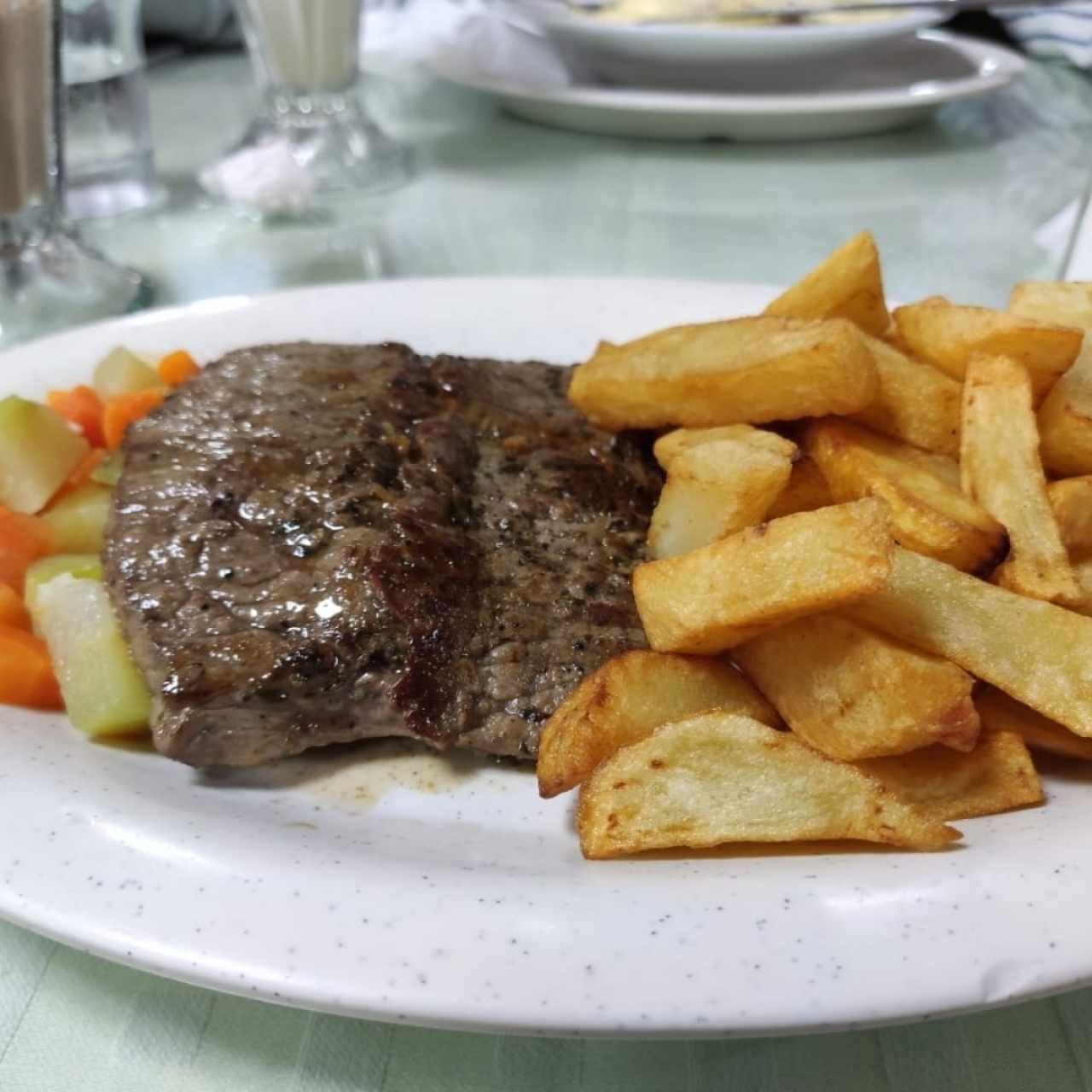 Churrasco con papas y vegetales.