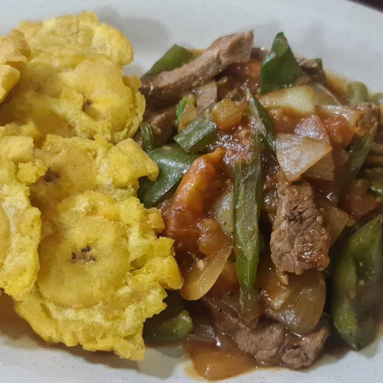 BISTEC PICADO CON PATACONES 