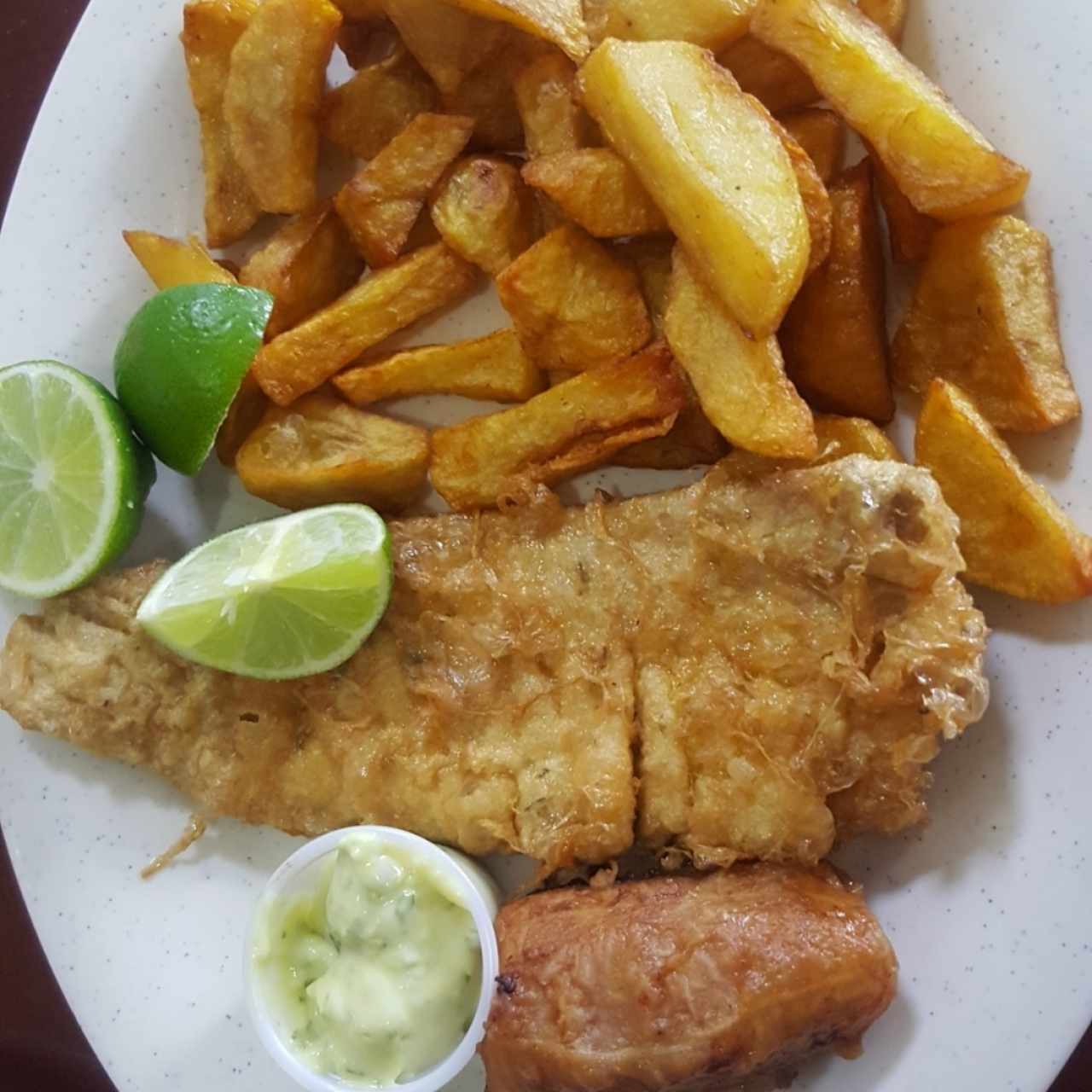 pescado con papas fritas