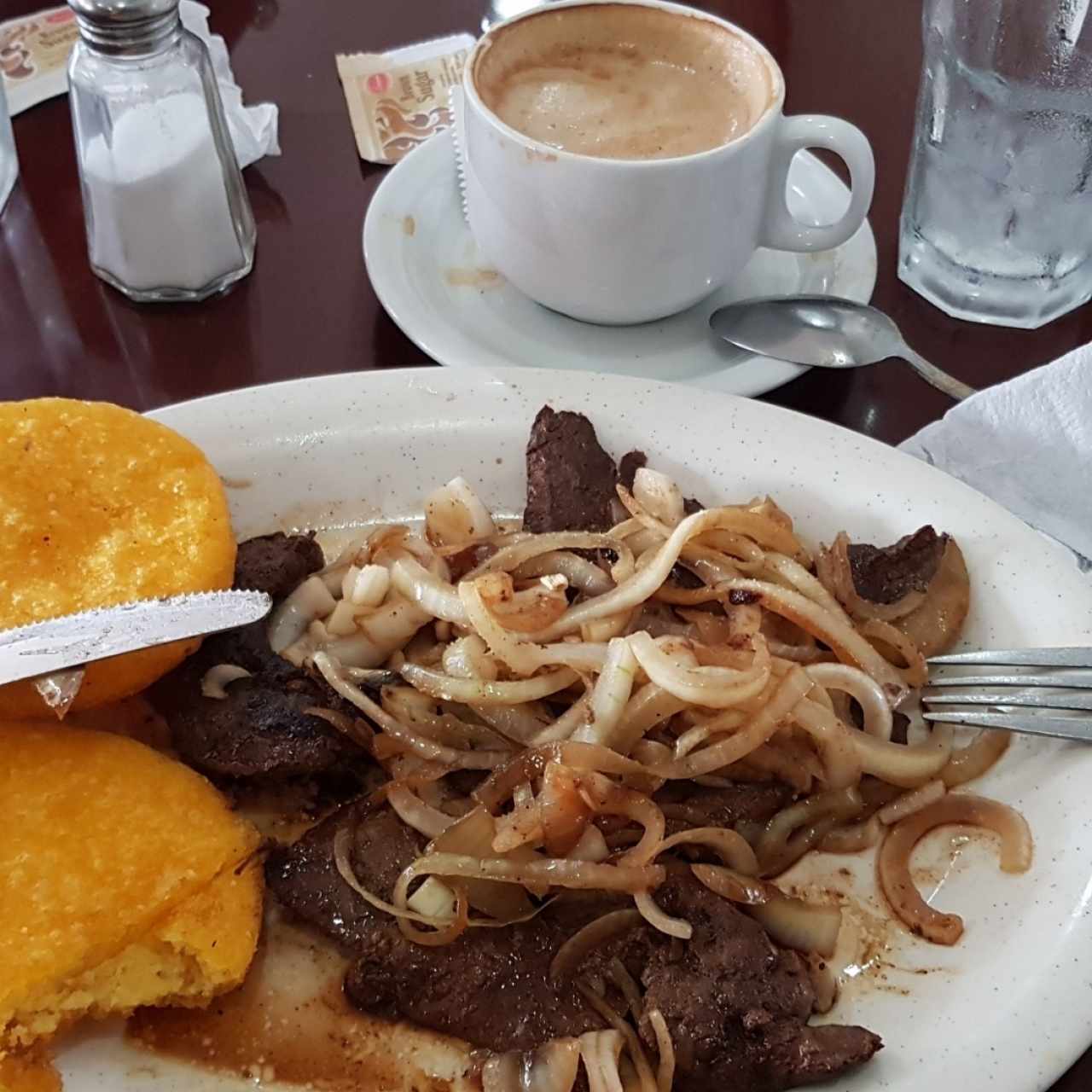 hígado encebollado con tortillas y café con leche