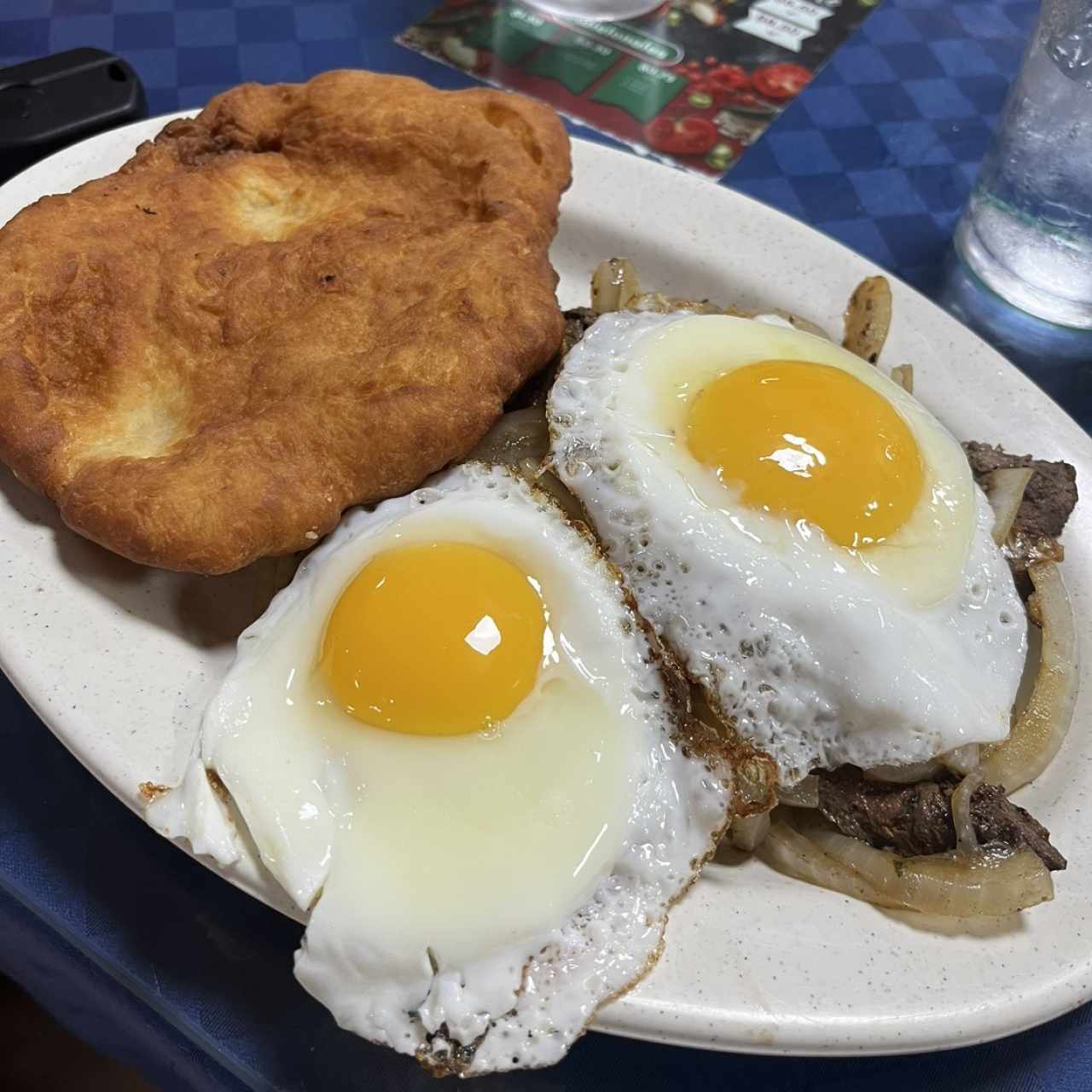 Bistec Encebollado a Caballo