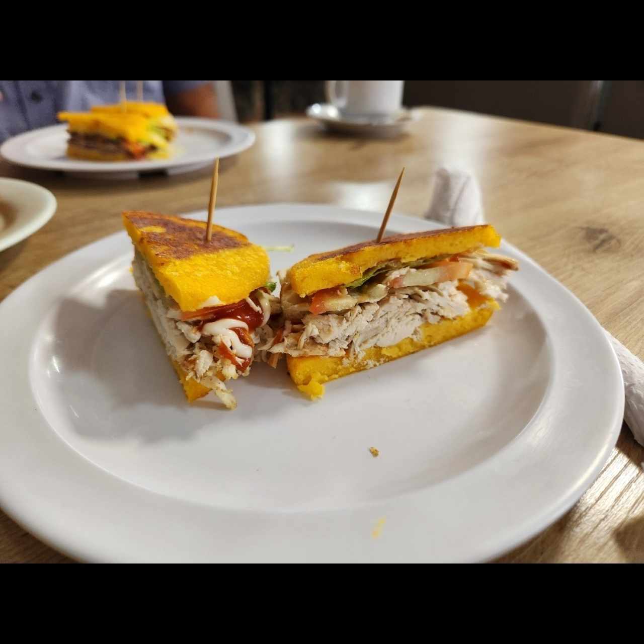 emparedado de tortilla con pollo