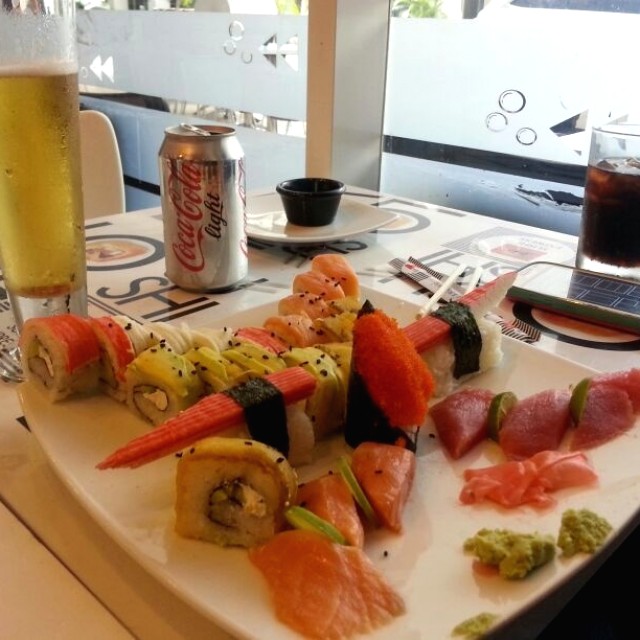 Plato de sushis variados.