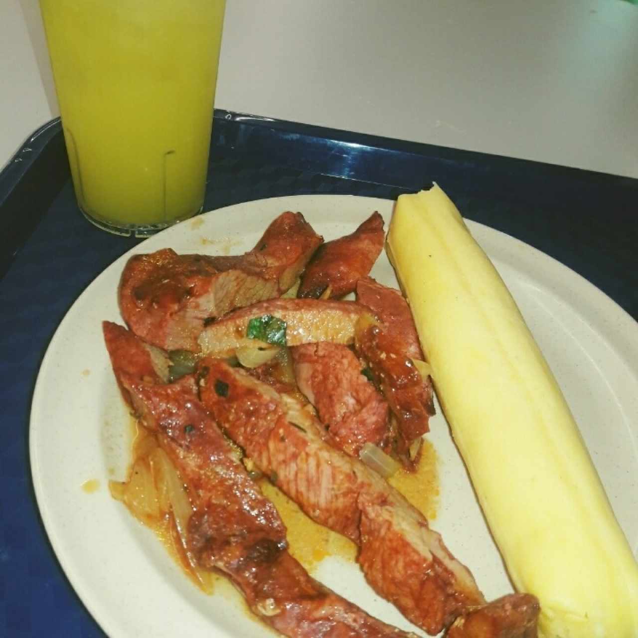 Tasajo guisado con bollo y jugo de naranja