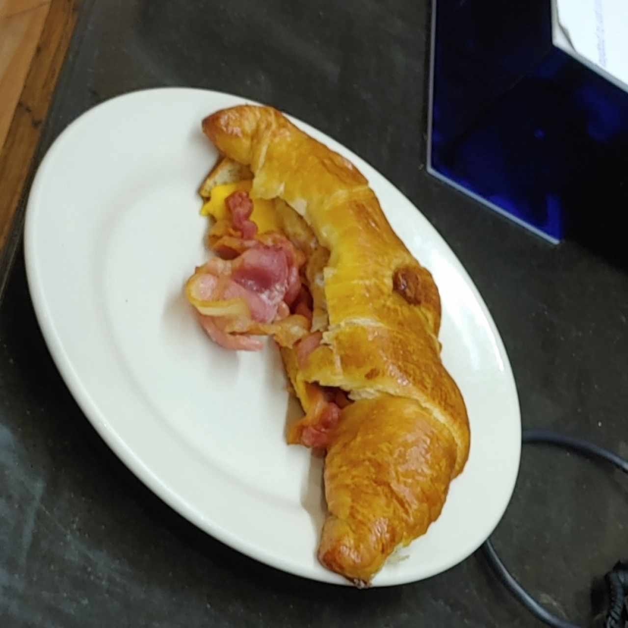 croissant huevo tocino