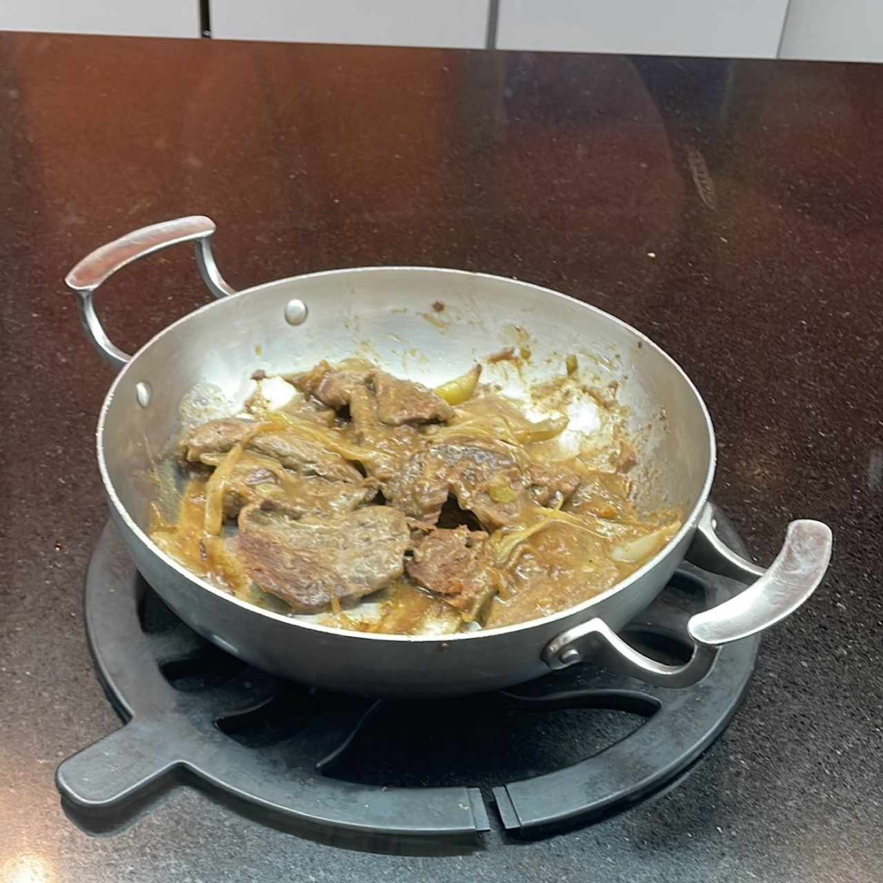 Carne encebollada