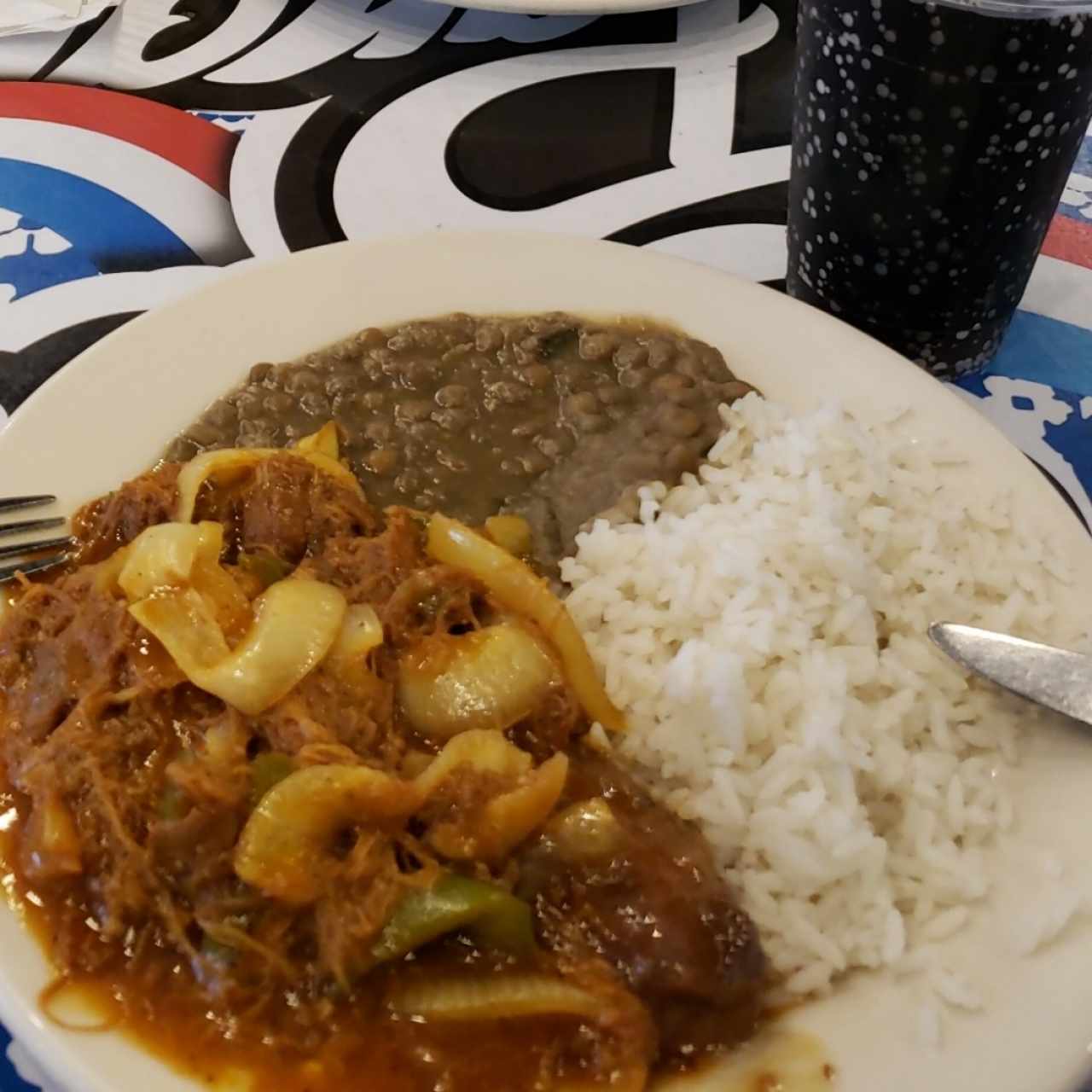 ropa vieja con lentejas y arroz