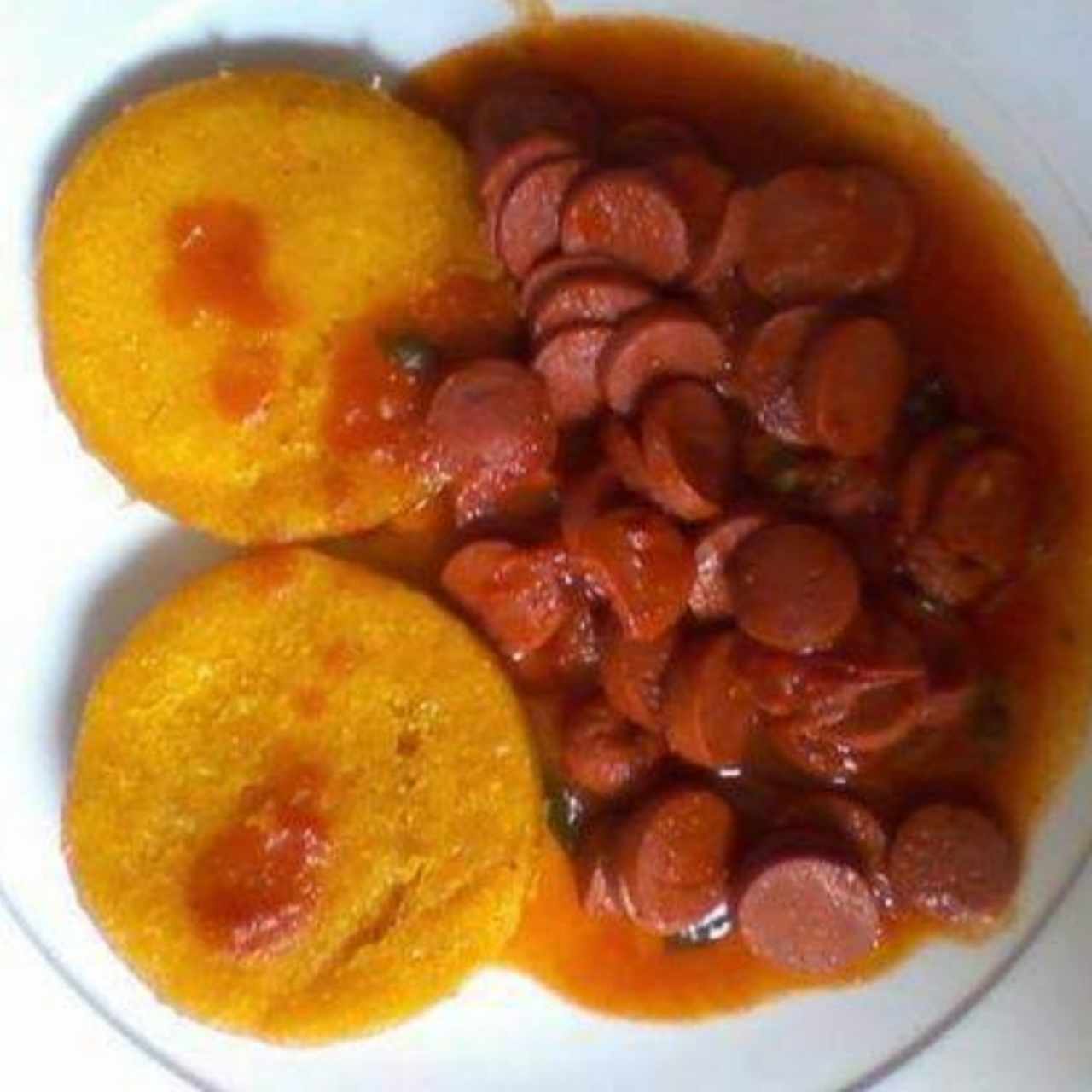 salchichas guisadas y tortillas