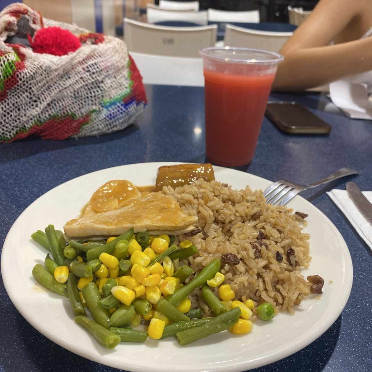 Arroz con pasitas, pavo, platano en tentación y ensalada 