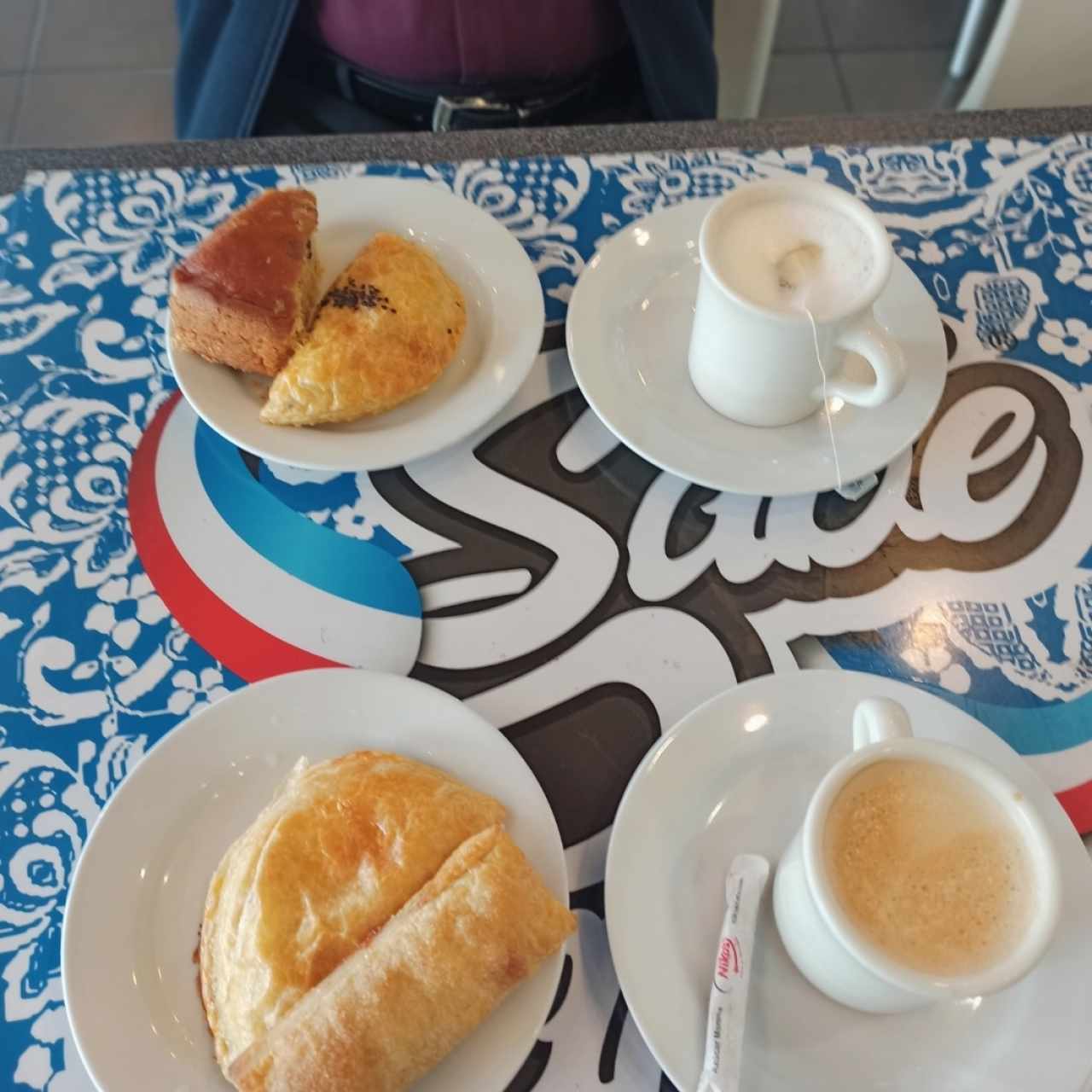 empanadas, dulce de zanahoria, cañón, café con leche y te de limón con miel