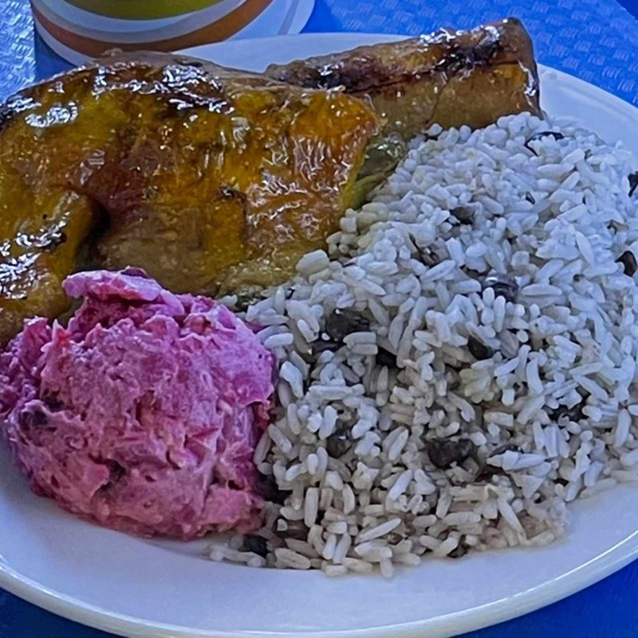 Pollo asafo con arroz y ensalada