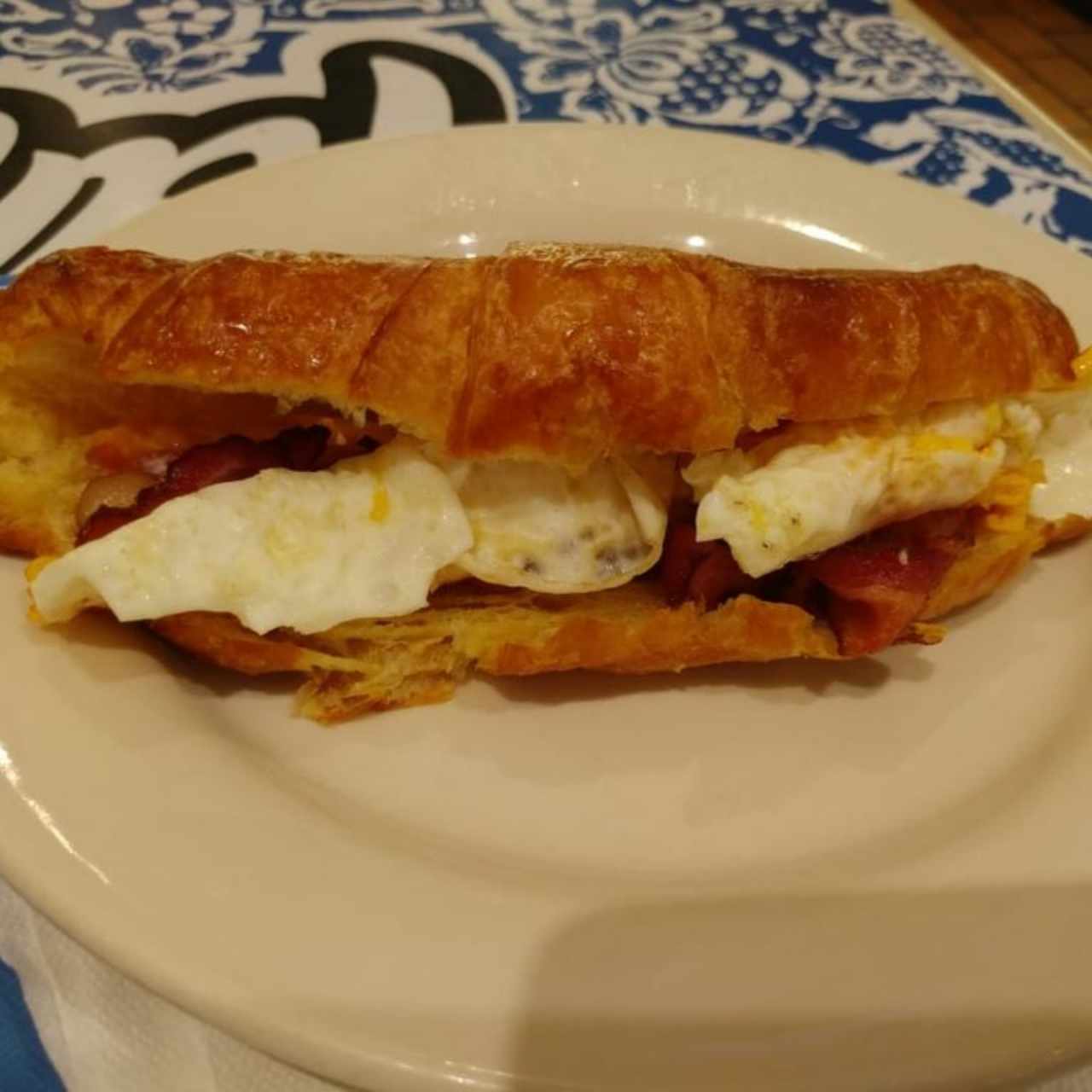 croissant con huevo y jamón