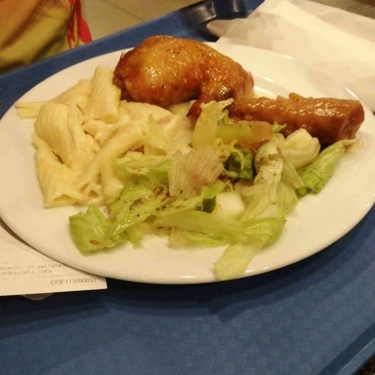 pollo, pasta y ensalada