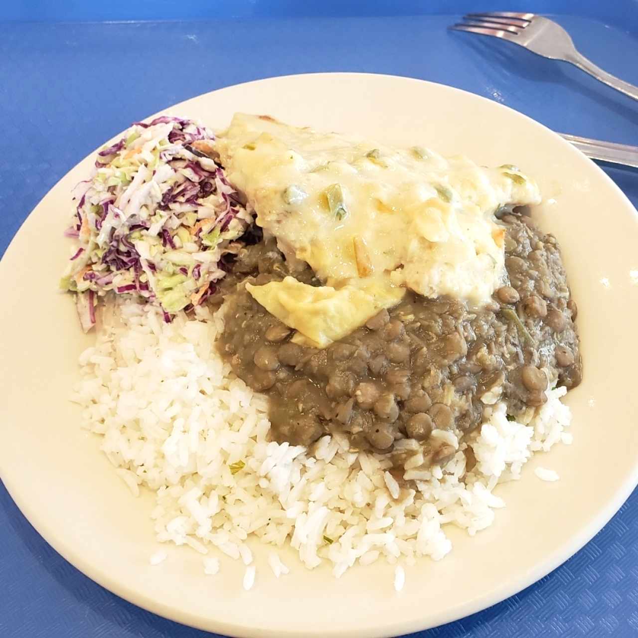 Pollo gratinado con arroz lenteja y ensalada 