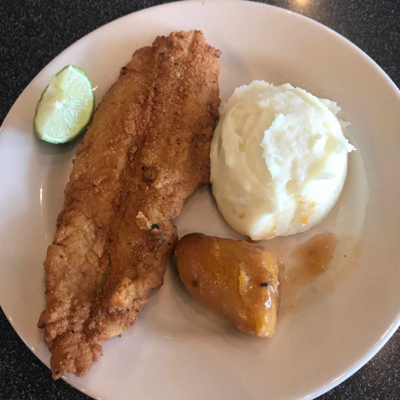 Filete de pescado con puré de papa y plátano