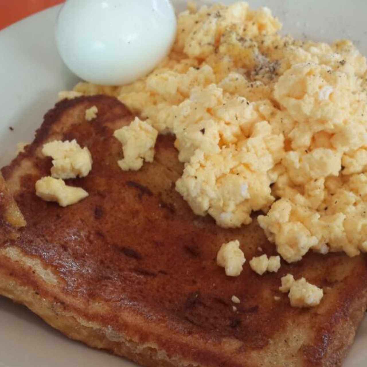 tostada francesa, huevo revuelto