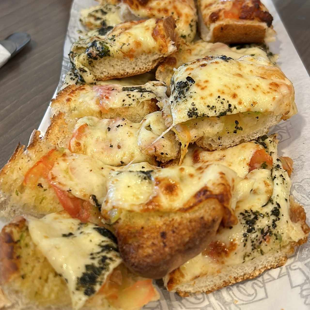 Pan de ajo con tomate y mozarella