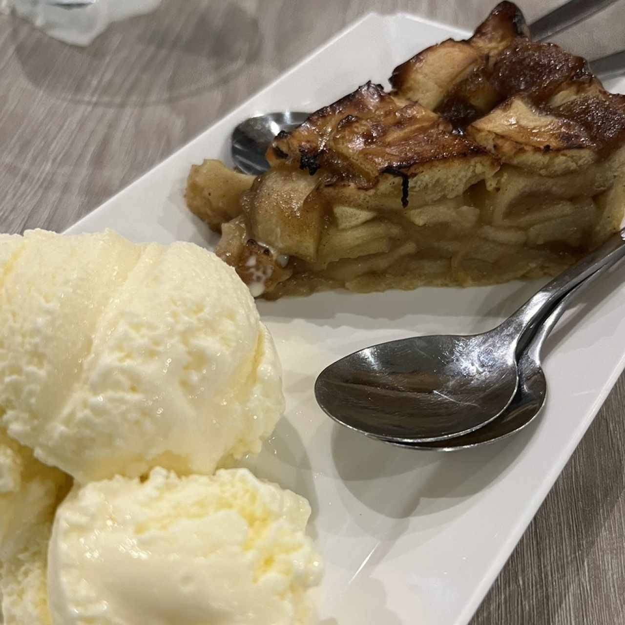 Pastel de Manzana con Helado de Vainilla