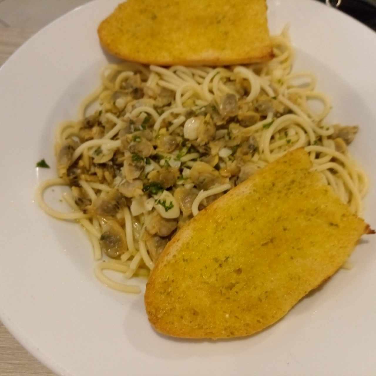 Pasta al óleo con almejas