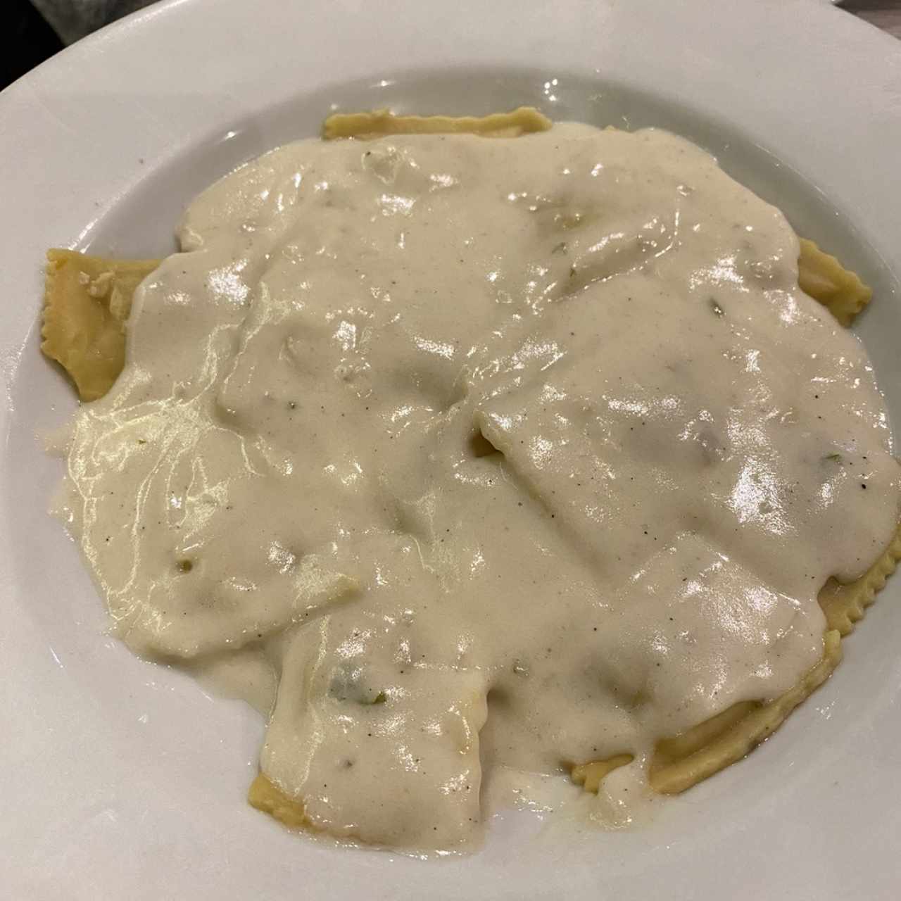 Ravioli de pollo en salsa blanca 