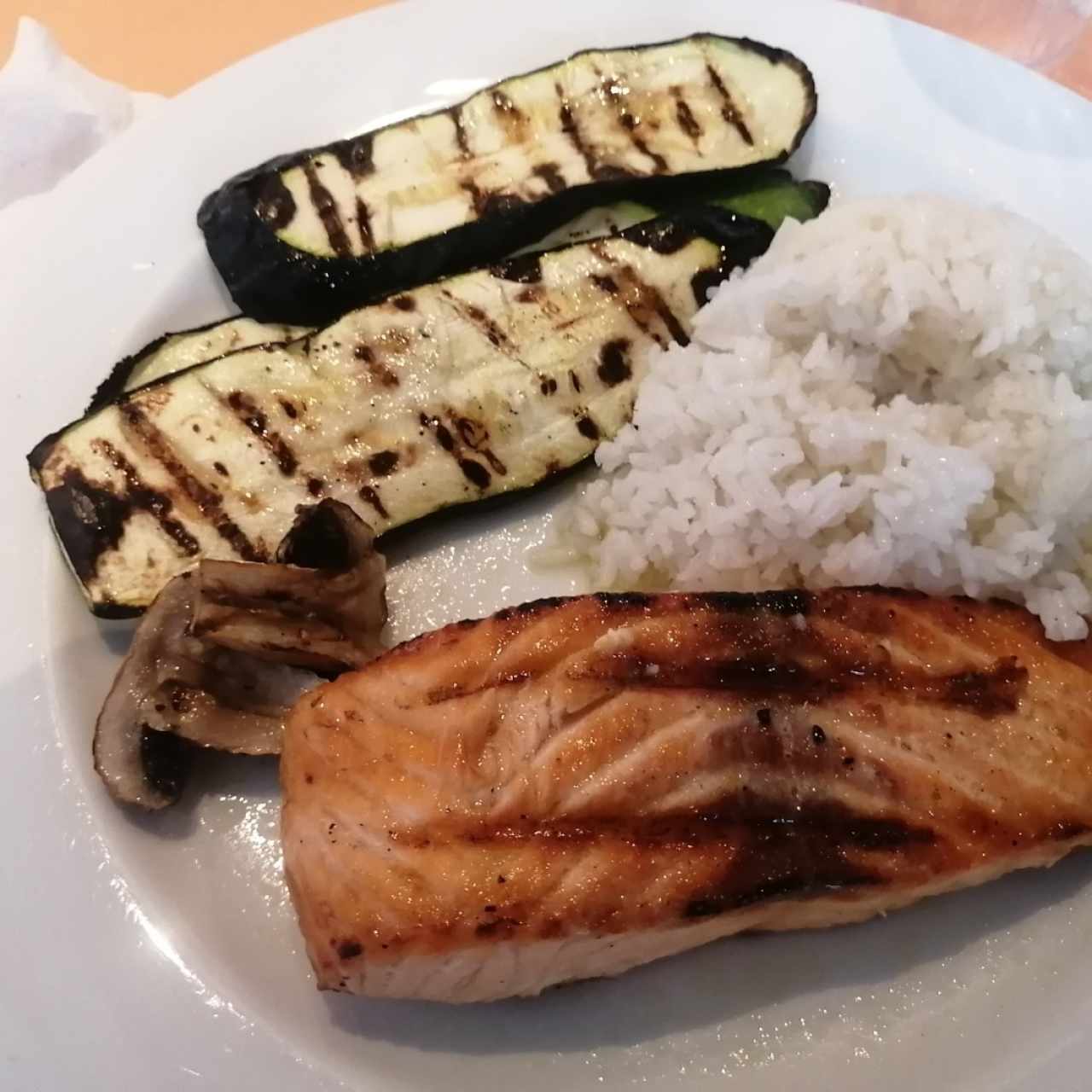 Salmón con alilio arroz y zucini