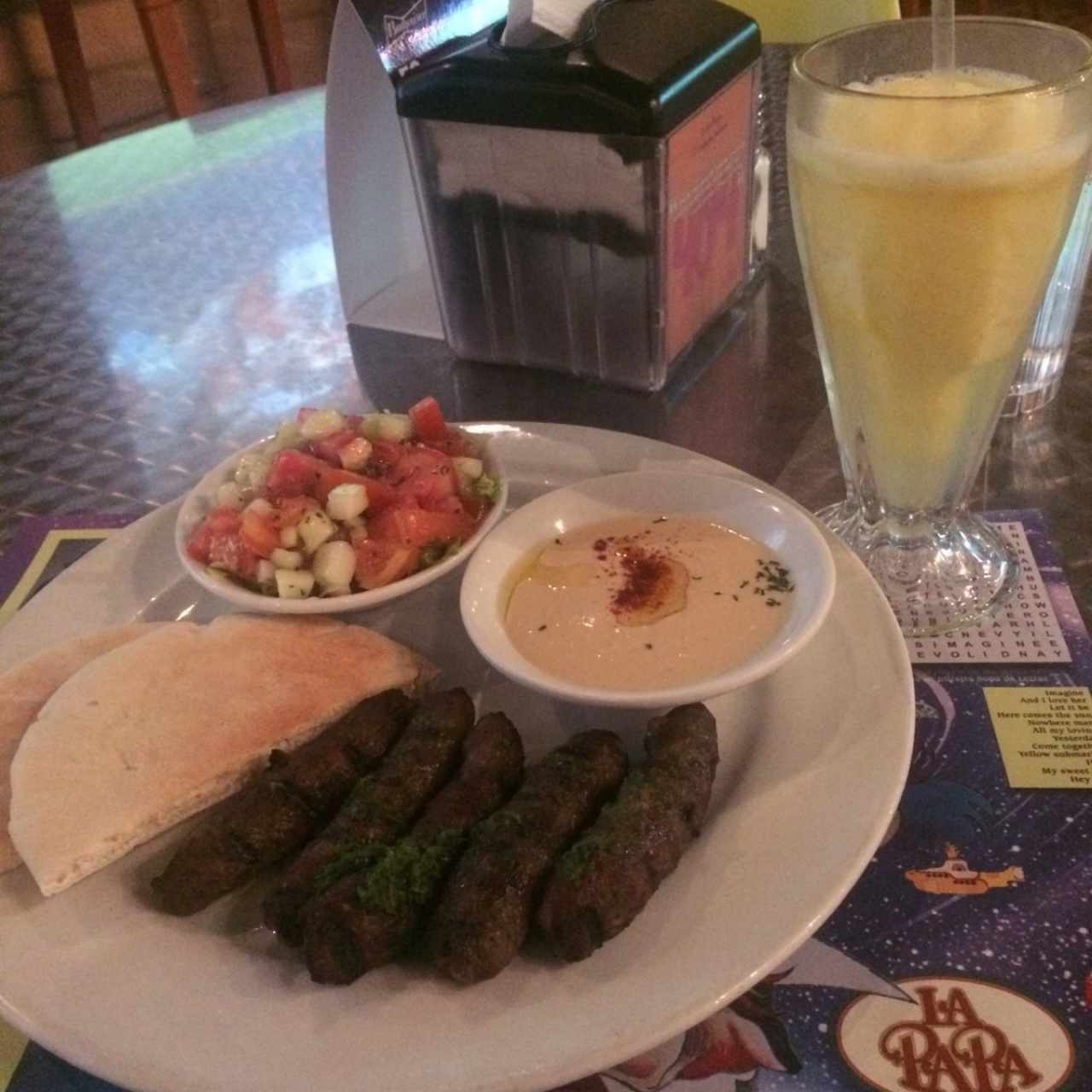 pinchos kafta con humus