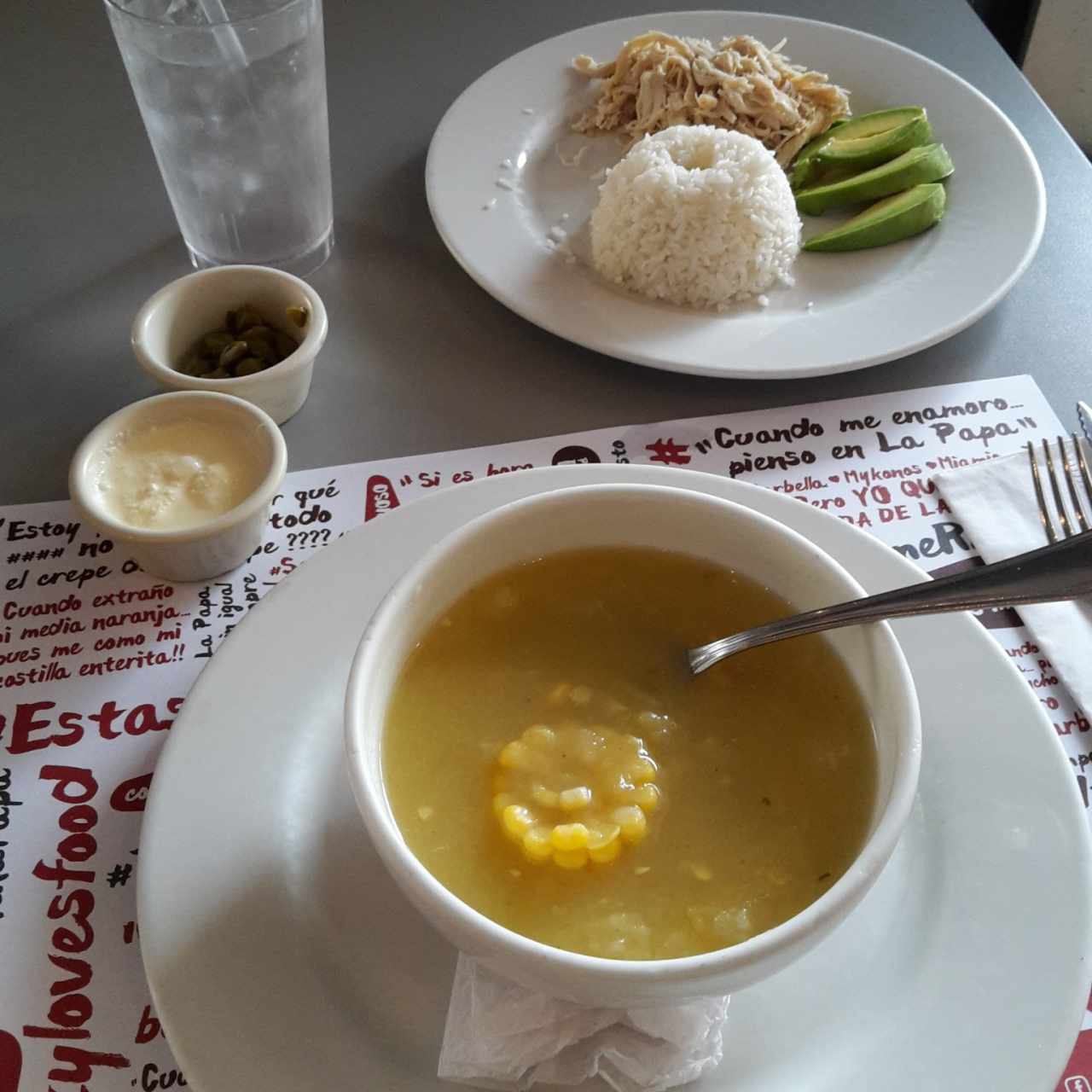 sopa de ajiaco con arroz y aguacate