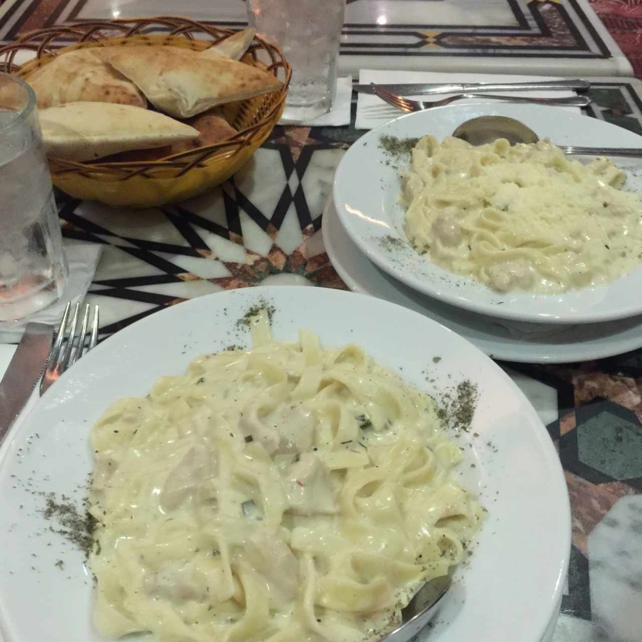 fettuccini alfredo con pan pita