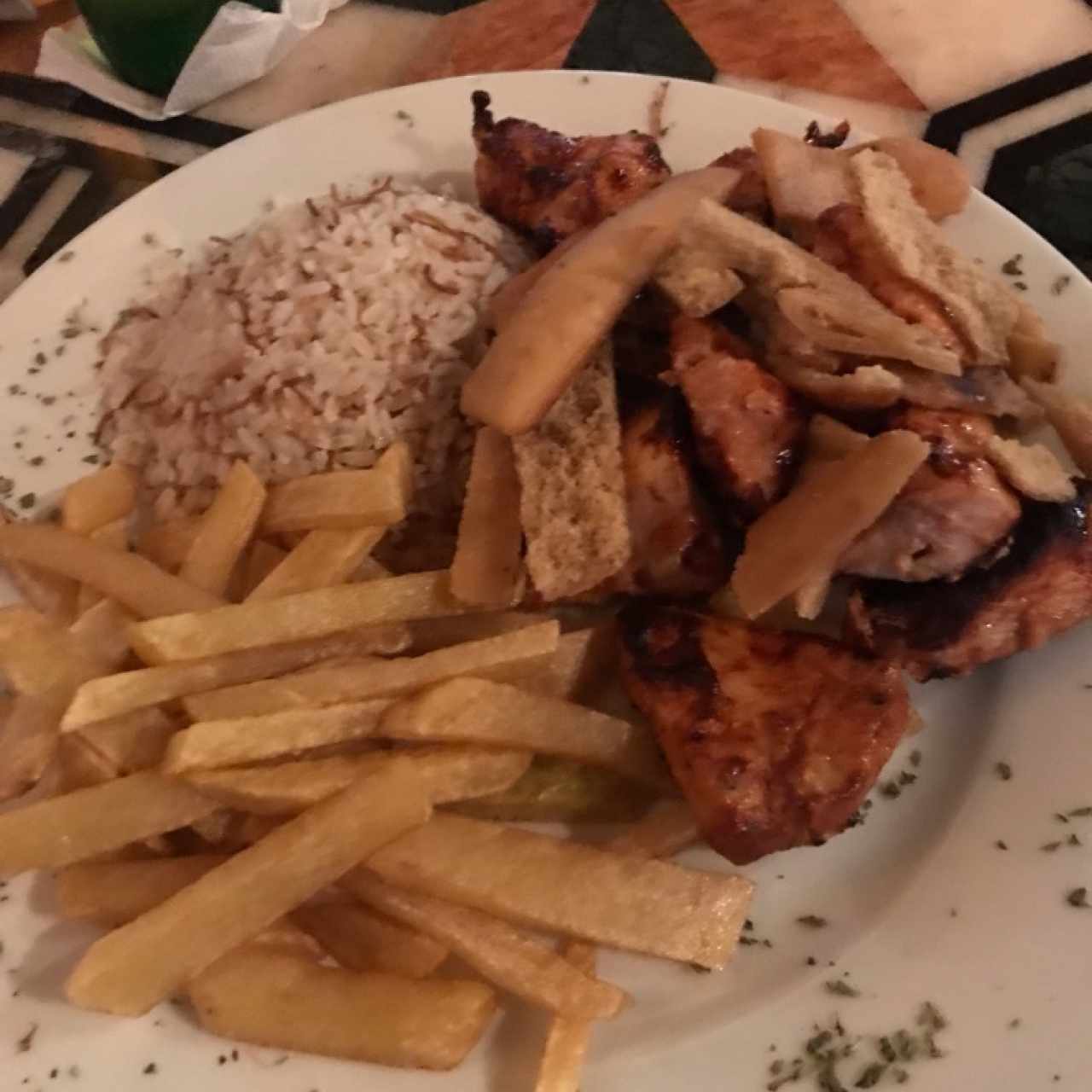 shistauk de pollo acompañado de arroz