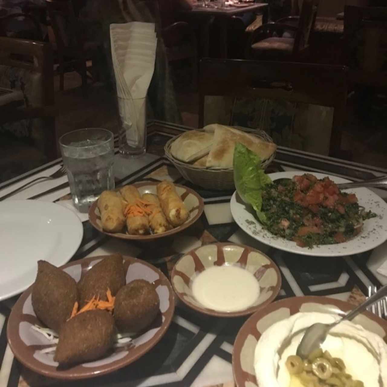 Ensalada  tabulé, kibbeh. 