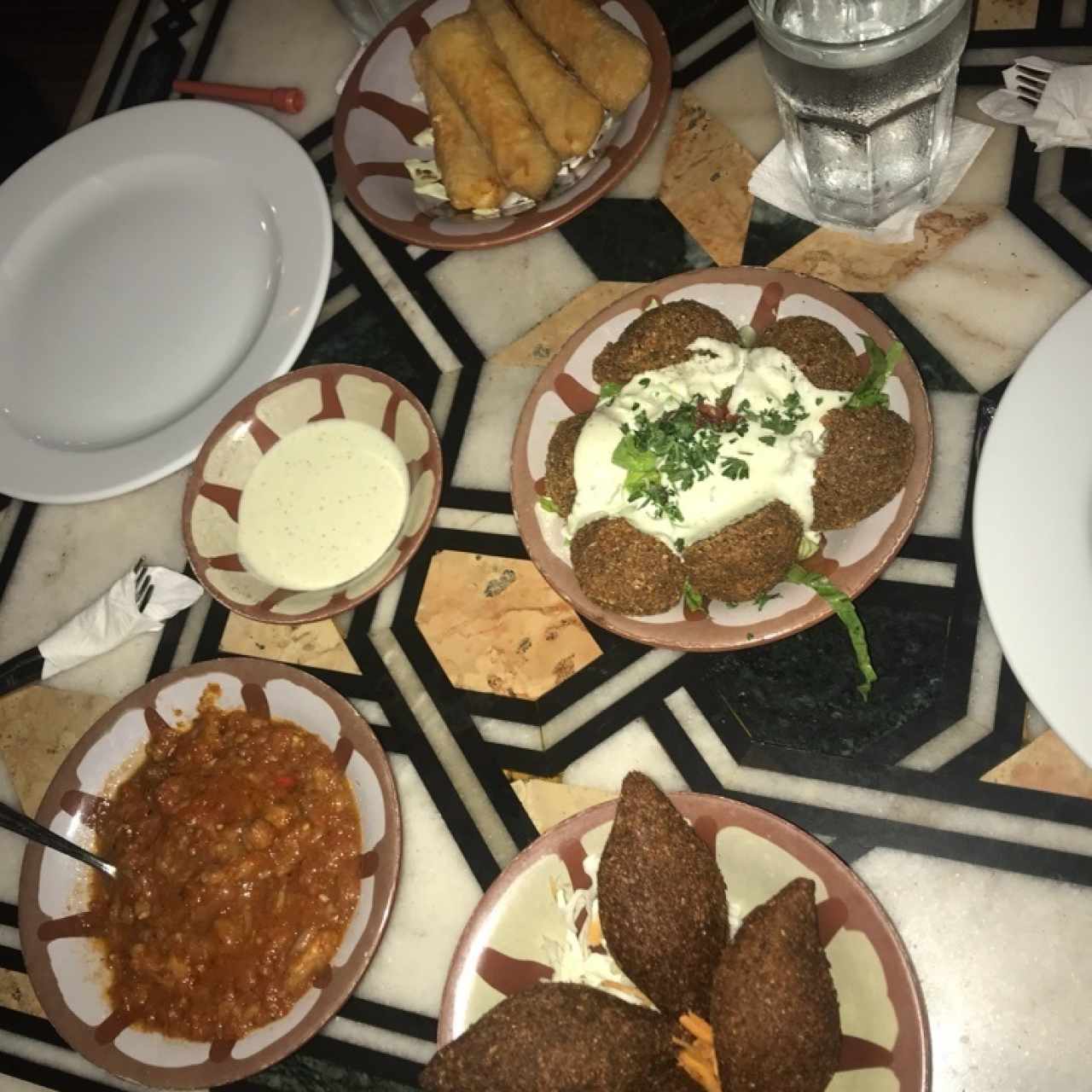 sambusek de queso, kibbe, falafel, musaka