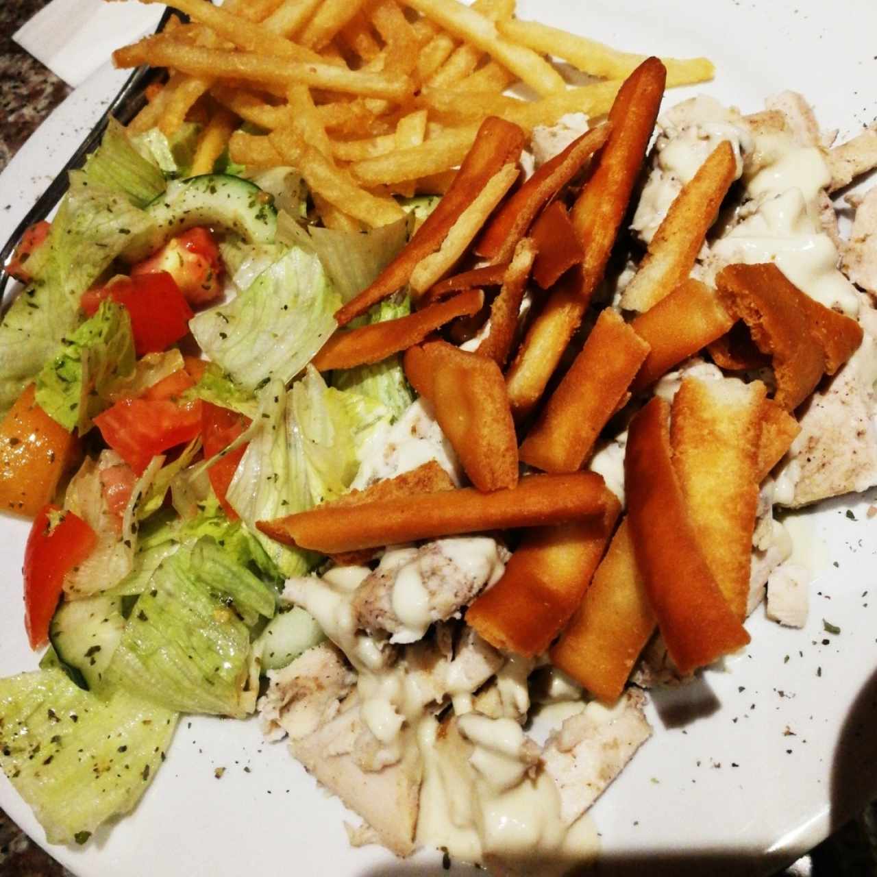 shawarma de pollo con ensalada y papas 