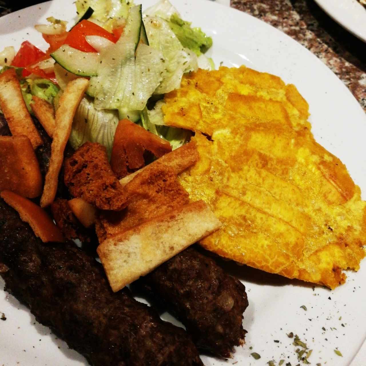 Kafta de Cordero con patacones y ensalada 