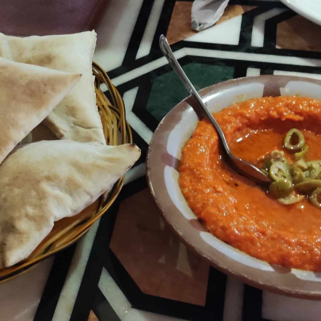 humus de pimentón y pan pita