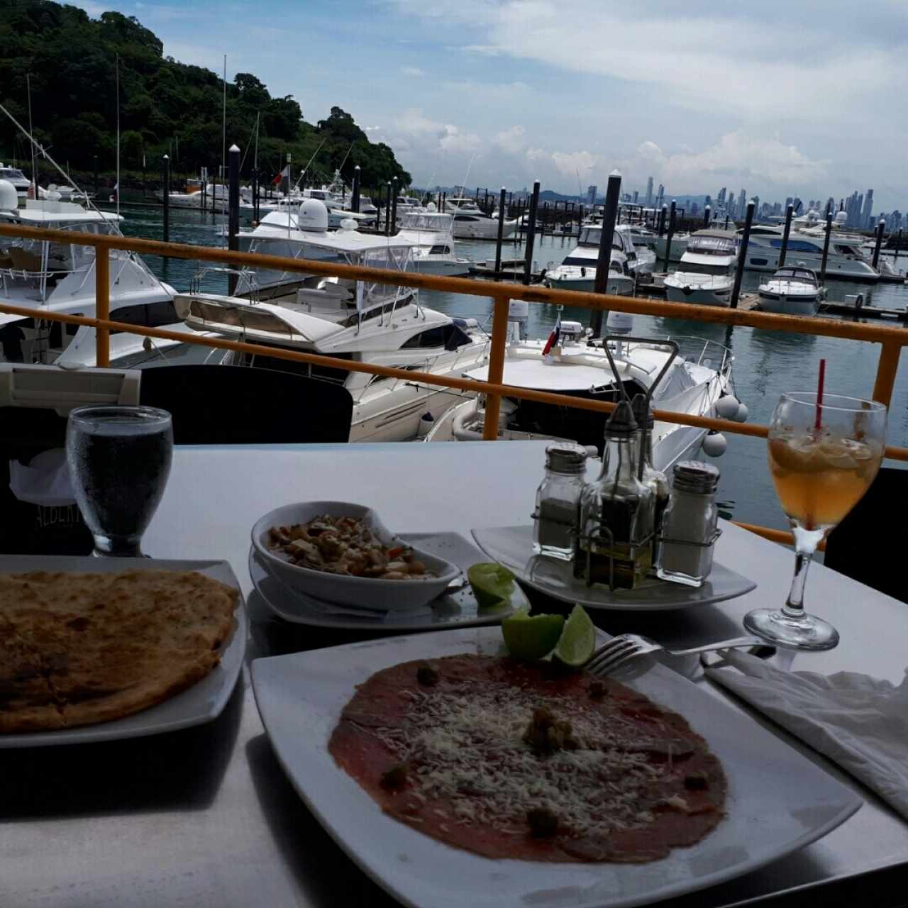 Foccacia, Carpaccio, Hongos al Ajillo y Sangría Blanca. 