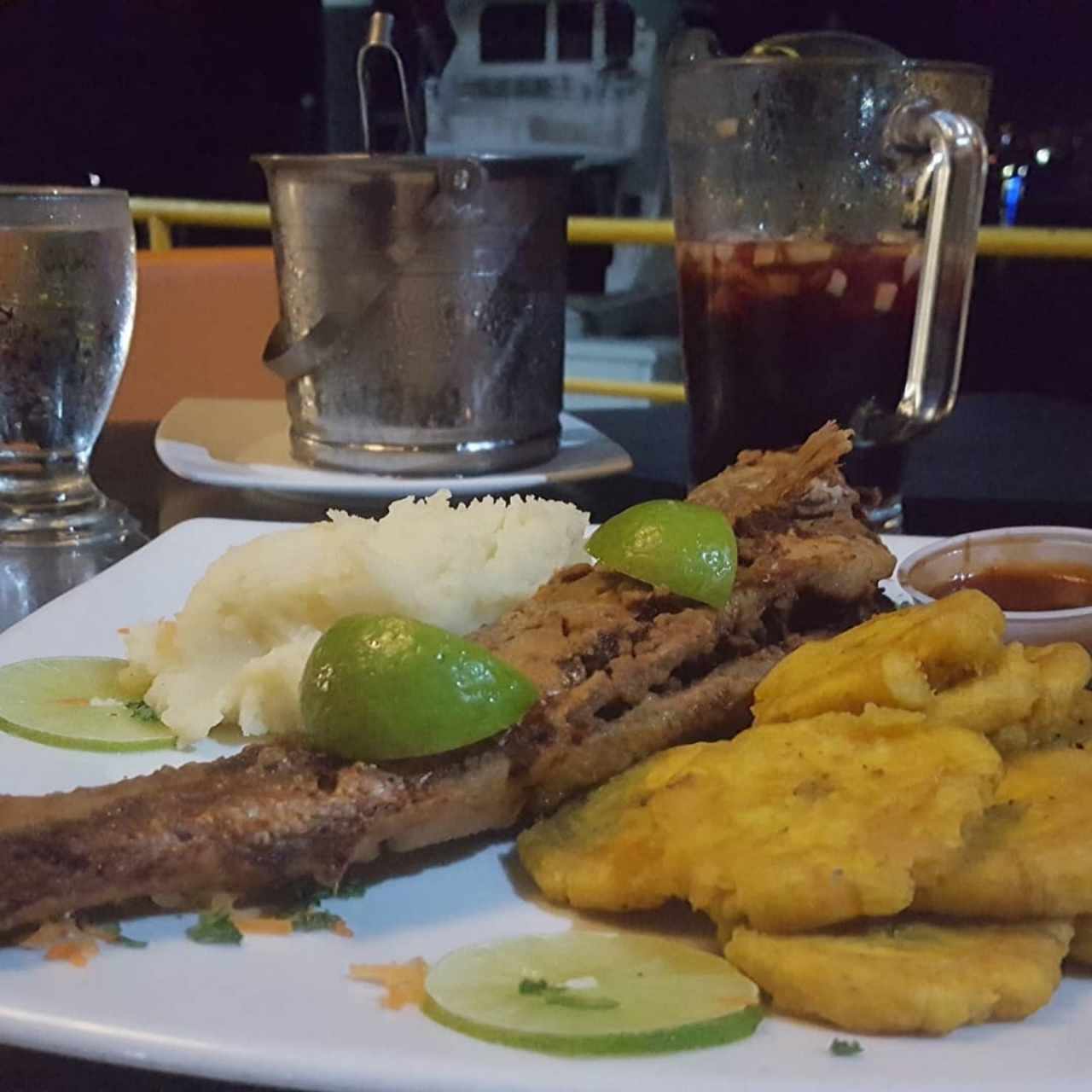 Pescado frito con patacones