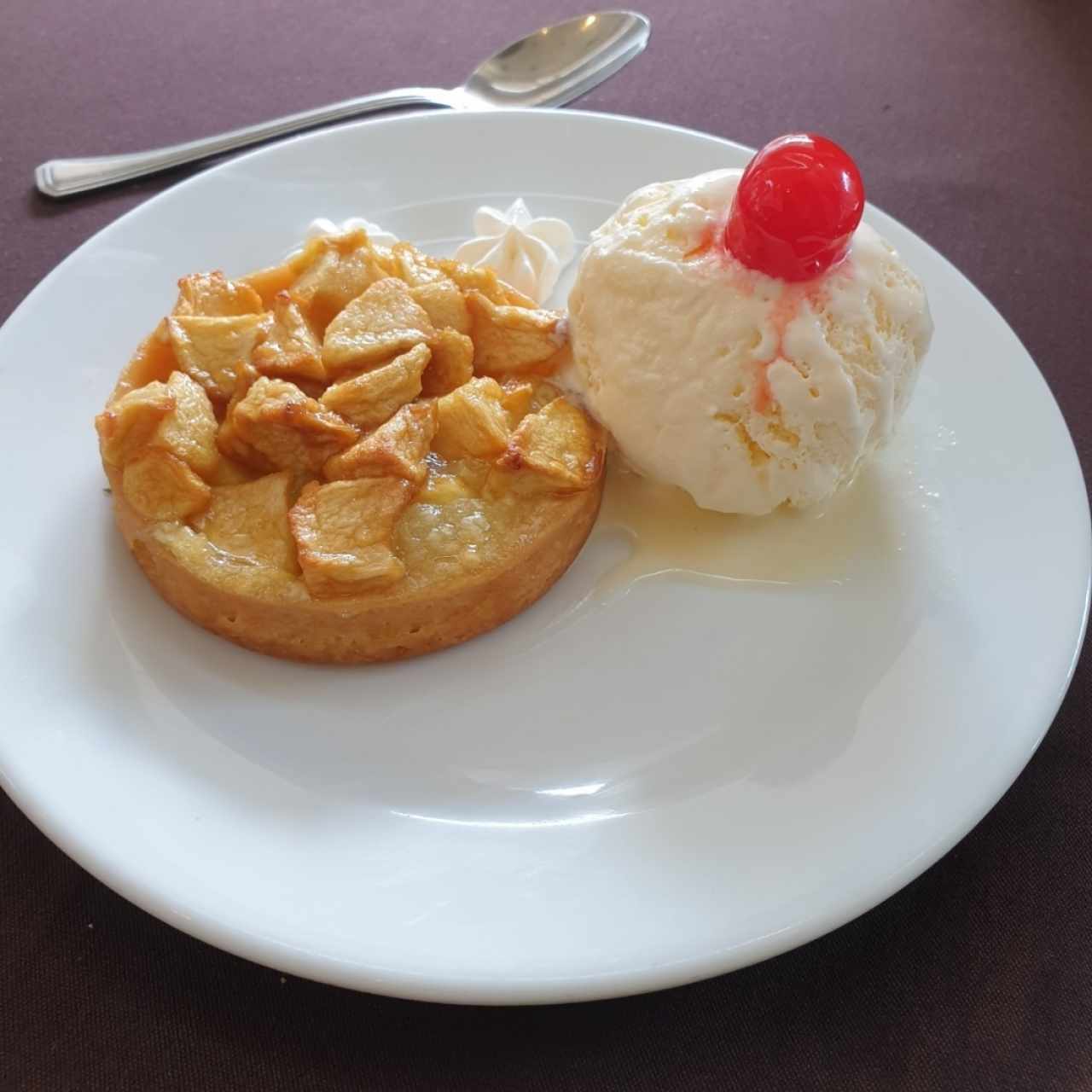 El postre hubiera esta excelente si el pie de manzana lo hubieran calentado. El pie todavía estaba un poco congelado en el medio.