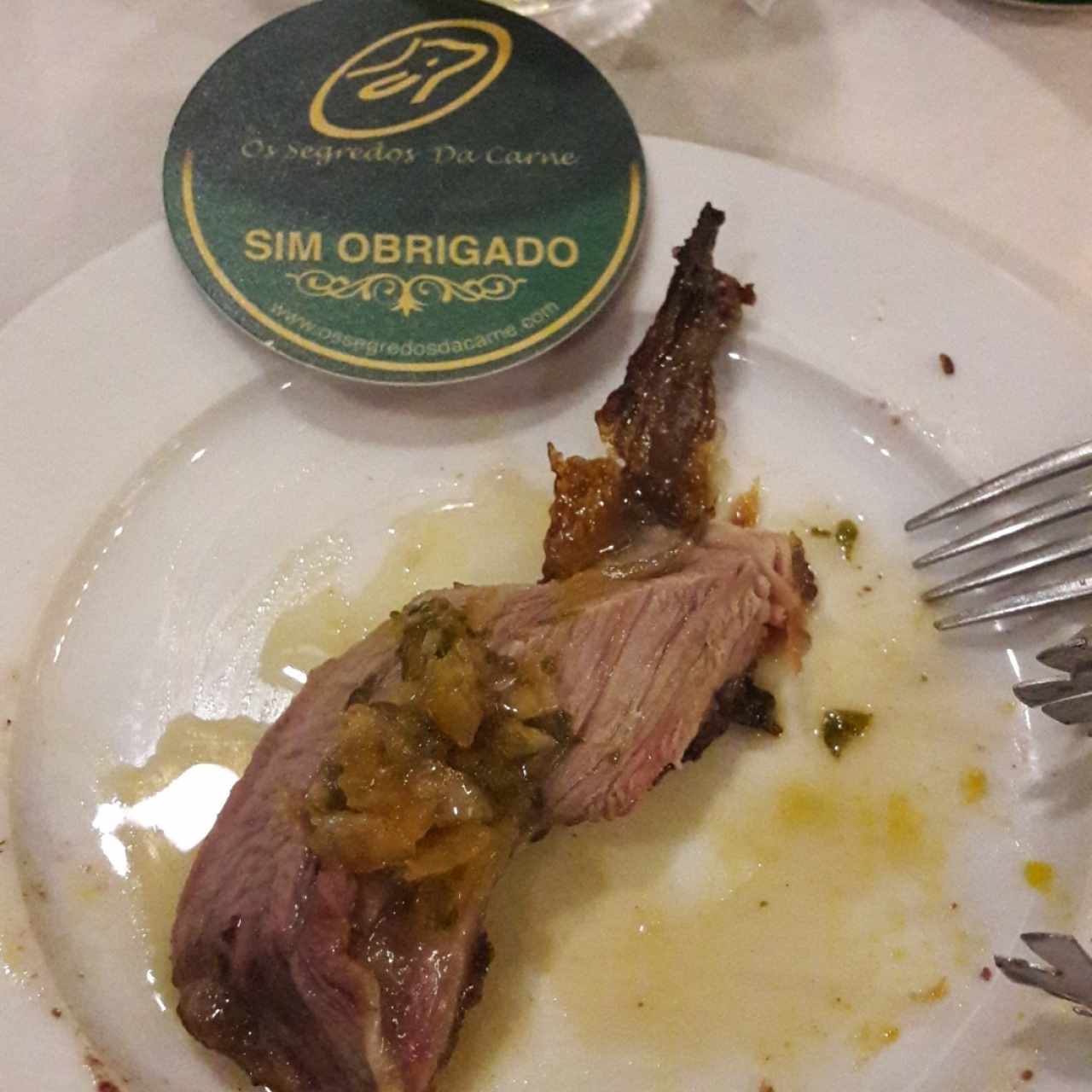 Cordero con salsa de menta