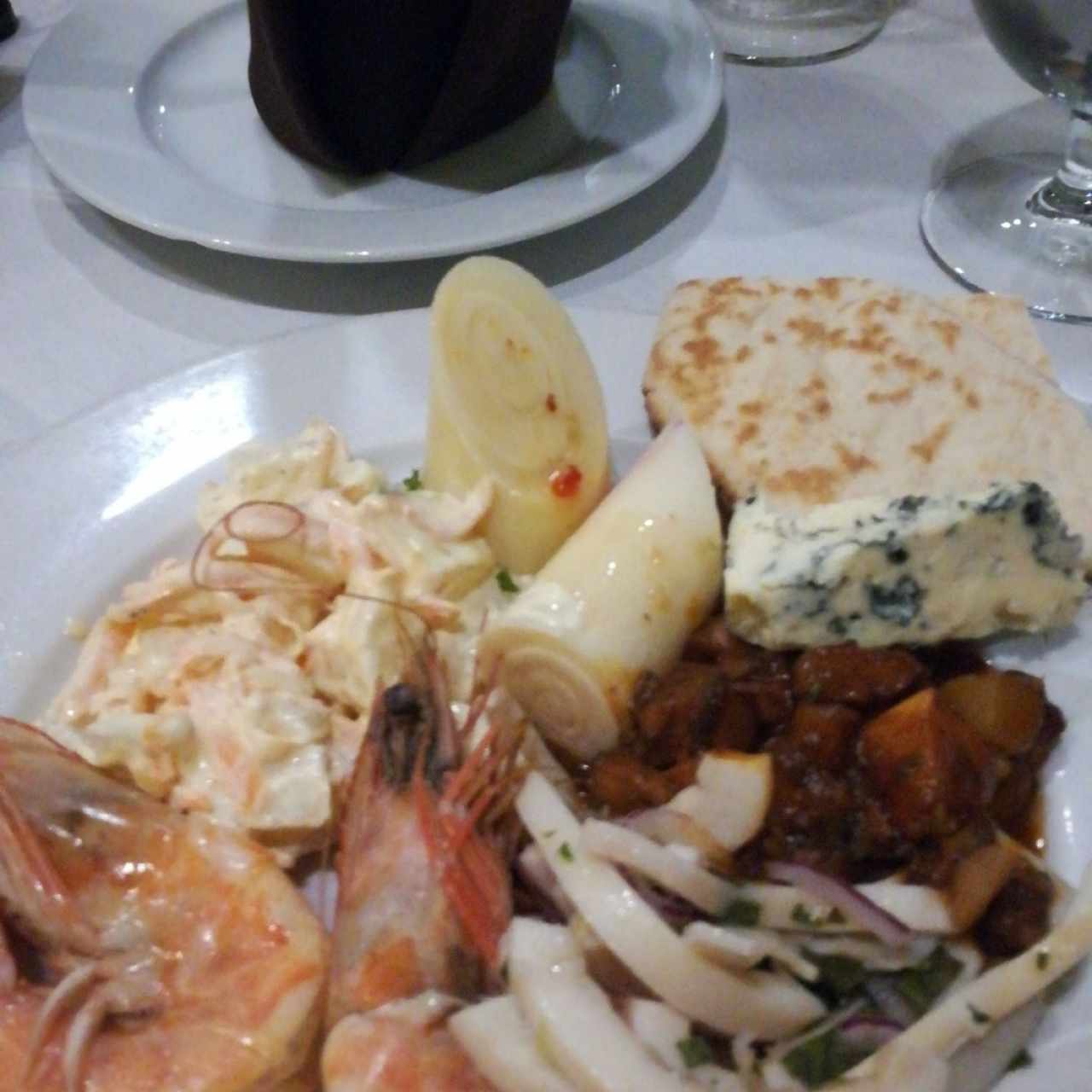 lagostino, pique de mariscos, pulpo en cebollado y ensalada de papa.