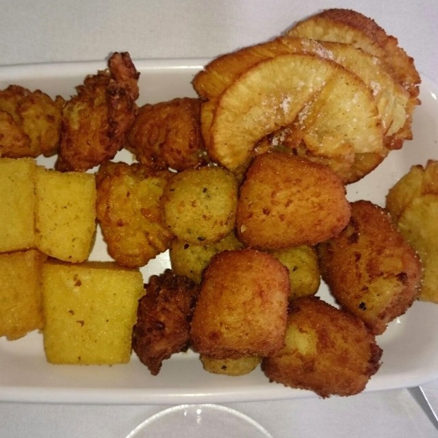 Frituras mixtas de maíz, papas, patacones y platano en tentación 