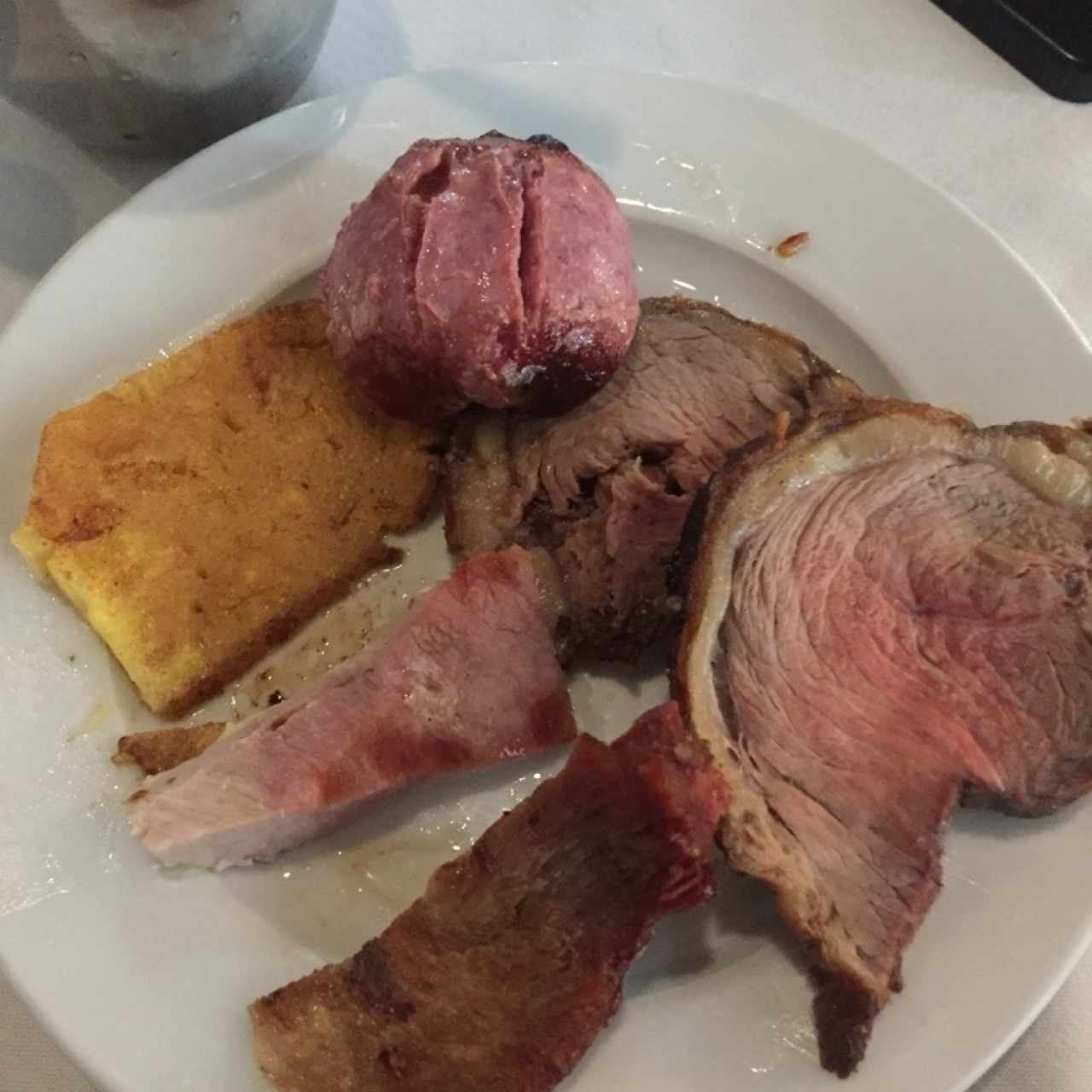 Diferentes carnes y piña a la brasa 