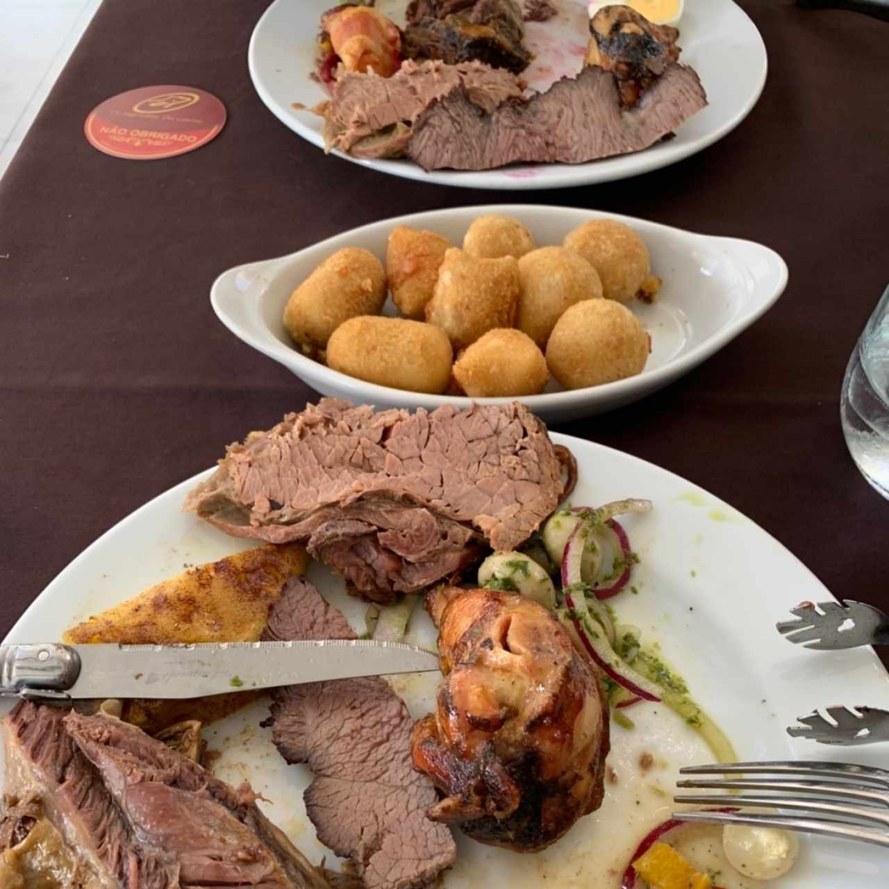 croquetas de la casa, palomilla, muslo de pollo y lomo