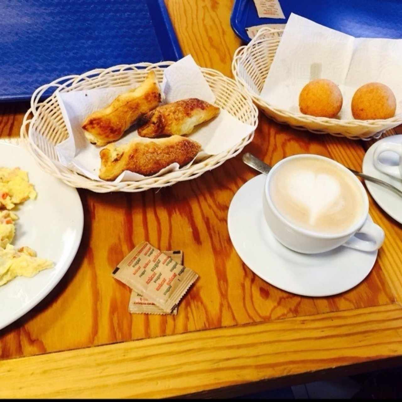 huevos pericos, quesitos, buñuelos y capuccino