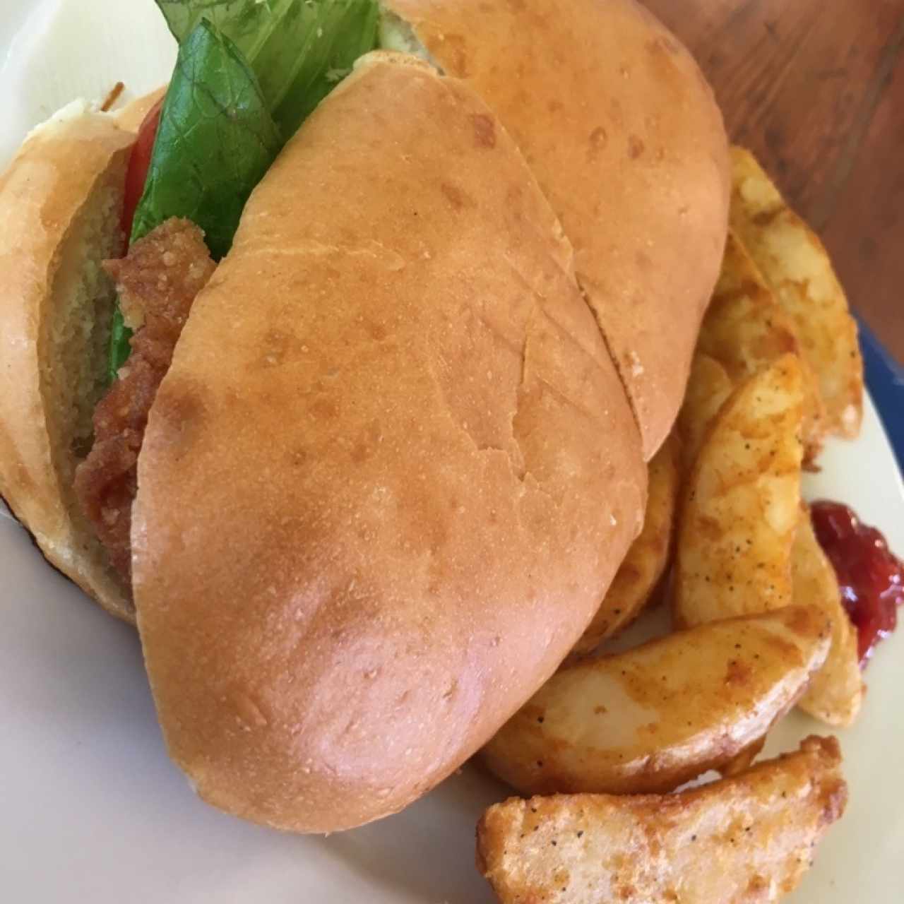 Emparedado de Pollo Apanado + Papas Fritas