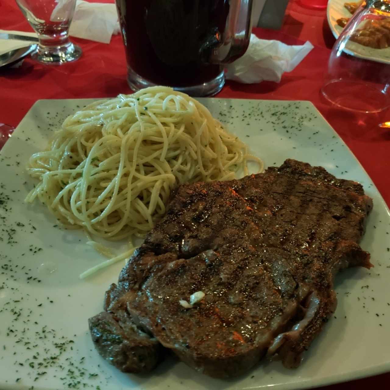 Ribeye con pasta al oleo