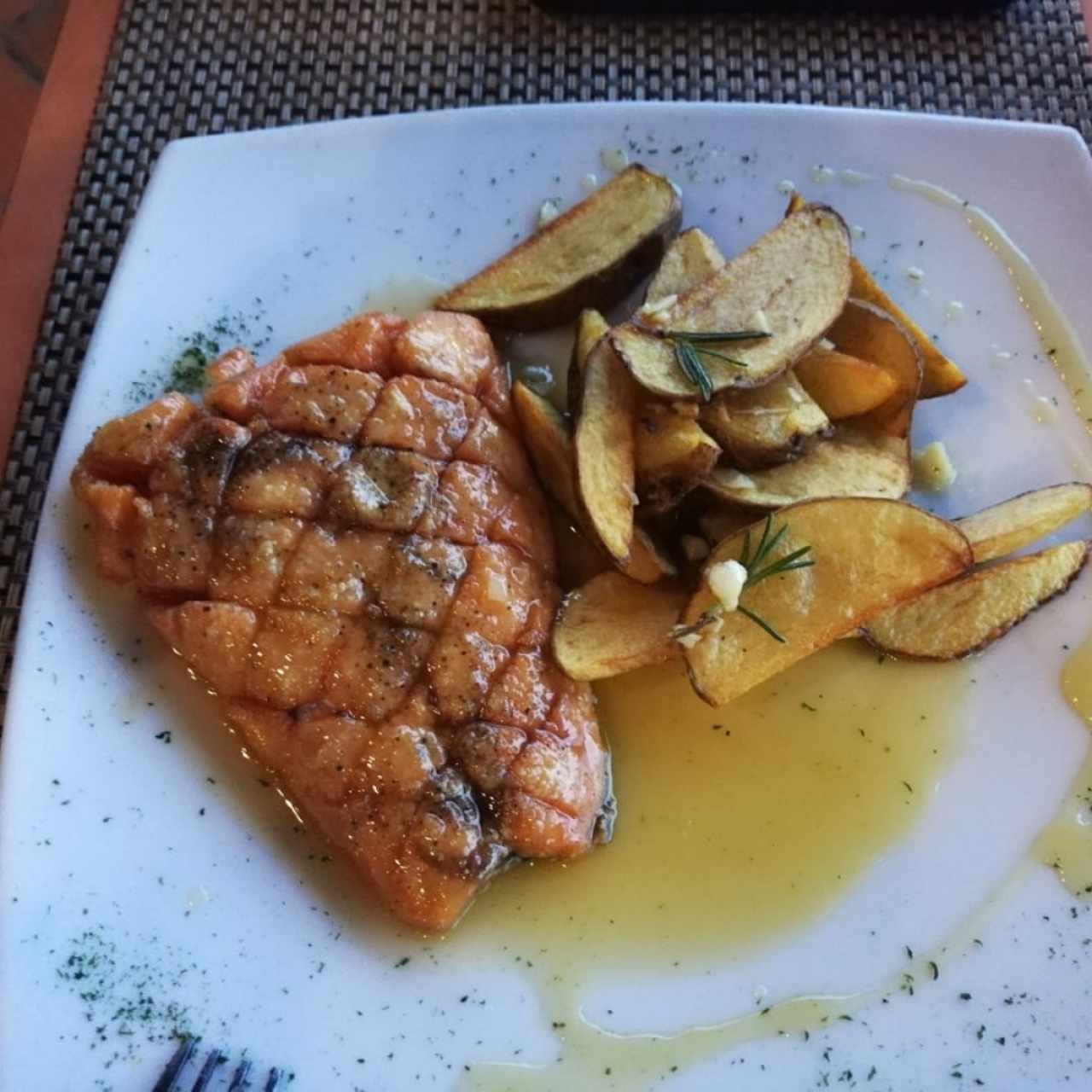 Salmón con salsa de maracuyá y papas rusticas