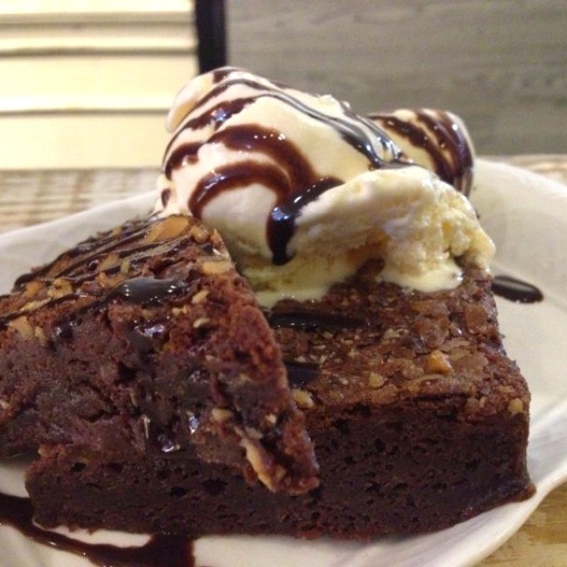 Brownie con helado