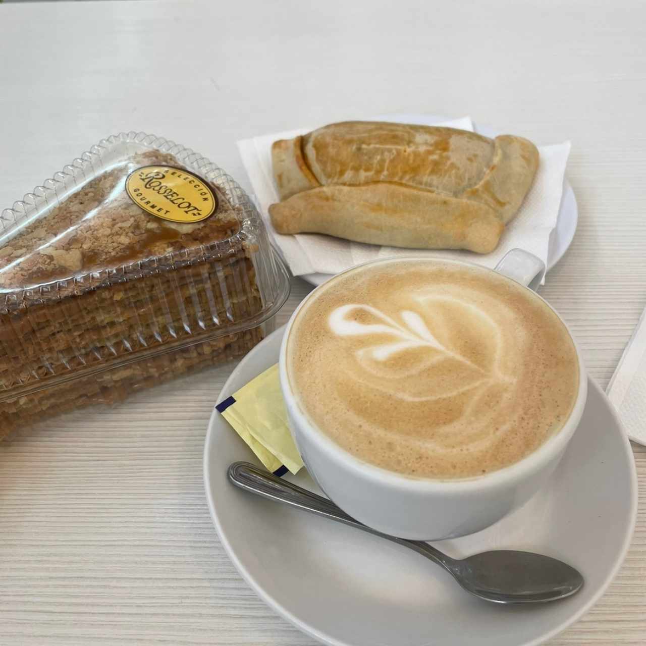 Torta mil hojas chilena, empanada de carne y café cappuccino 