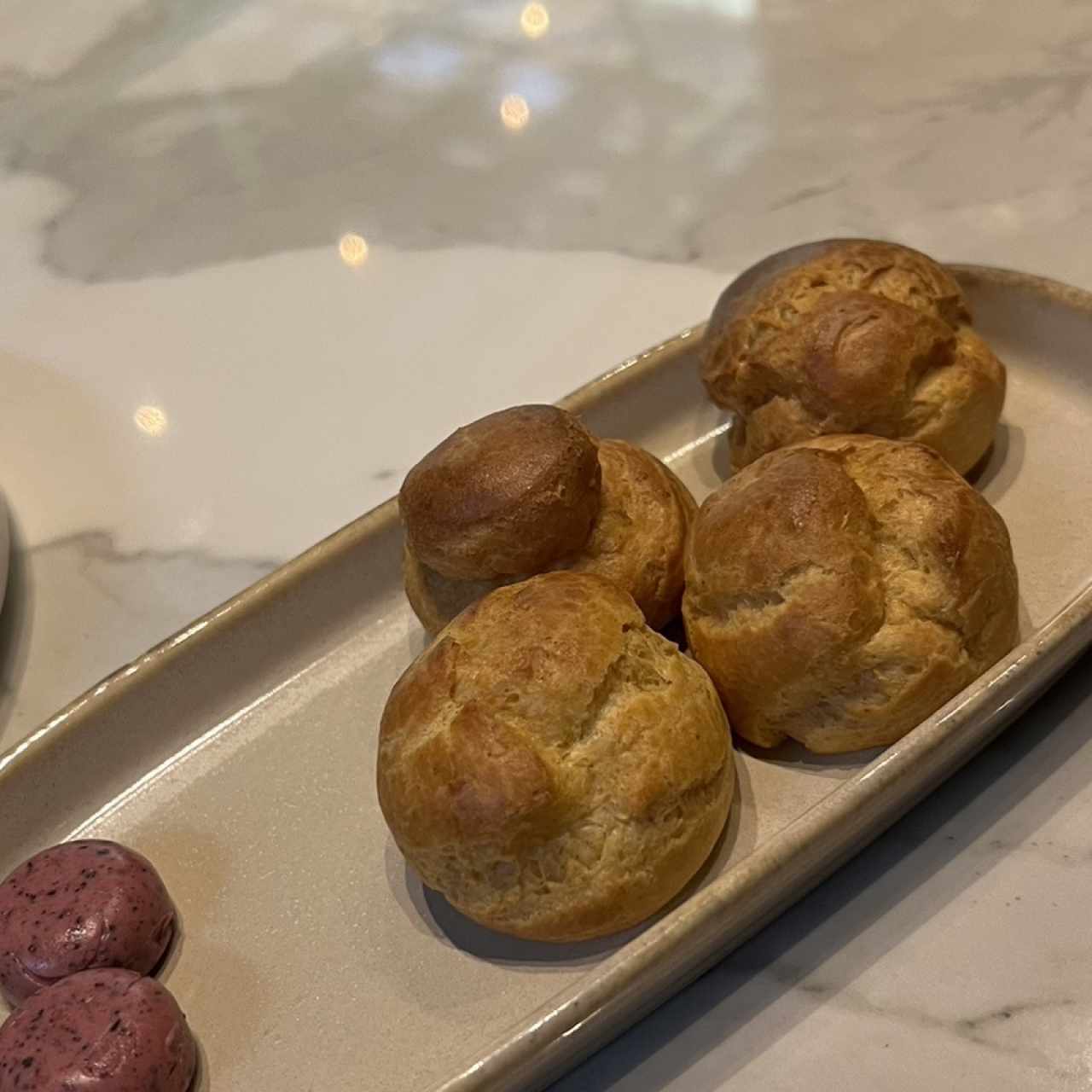 Pan de la casa con mantequilla de saril